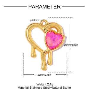 Vue détaillée d'un pendentif en forme de cœur doré avec pierre rose et dimensions