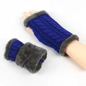 Vue détaillée de mitaines en maille torsadée bleue avec bordure en fausse fourrure grise.