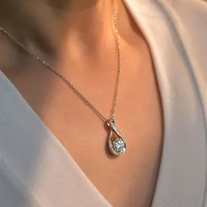 Κοντινό πλάνο ενός κομψού μενταγιόν moissanite σε σχήμα δάκρυ σε λευκό ριμπ μπλουζάκι