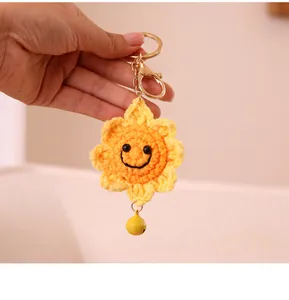 Detail van de handgemaakte gehaakte zonnebloem sleutelhanger met smiley en belletje