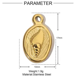 Détail macro du pendentif ovale en acier doré montrant la taille et les informations de poids.