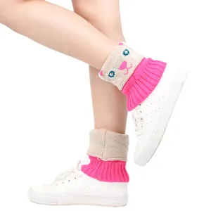 Détail de jambières en tricot rose avec motif jacquard de chat de dessin animé mignon