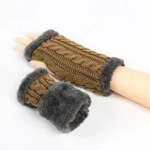 Détail de chauffe-bras en maille torsadée avec doublure épaisse en fausse fourrure