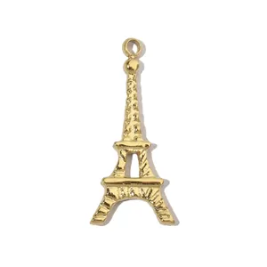 Vue détaillée d'un pendentif Tour Eiffel en acier inoxydable plaqué or de luxe