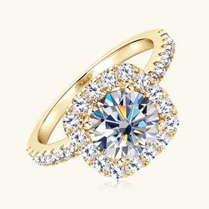 Λεπτομέρεια ενός λαμπερού δαχτυλιδιού moissanite 2ct με επιχρύσωση 14 καρατίων.