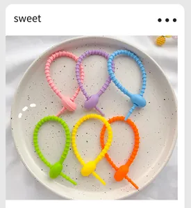 Set di sei fascette in silicone colorate per l'organizzazione dei cavi e portachiavi fai-da-te