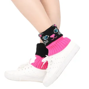 Vue détaillée de jambières tricotées motif chat mignon pour femmes en rose et noir