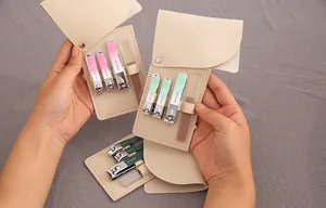 Vista dettagliata del set manicure portatile con tagliaunghie colorati in astuccio pelle