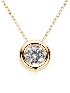 Detailansicht eines funkelnden Moissanit-Anhängers in 14k Gold-gefüllter Zargenfassung.
