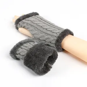 Vue détaillée des mitaines grises en tricot torsadé avec bordure en fausse fourrure