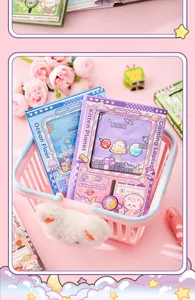 Vista dettagliata di simpatici taccuini puzzle a cartoni animati in un mini cestino rosa