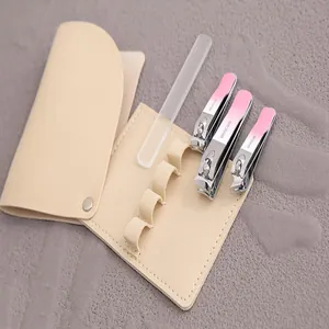 Dettaglio di un set professionale da manicure portatile in una custodia in pelle beige