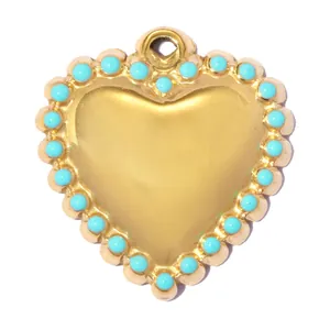 Gros plan détaillé d'un pendentif en forme de cœur doré avec des accents de perles.