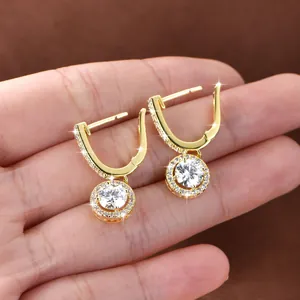 Detailansicht eleganter 14k Gold-Moissanit-Creolen mit Halo-Design direkt auf der Hand.