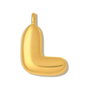 Dettaglio del ciondolo a lettera L in oro lucido con design 3D arrotondato e chic.