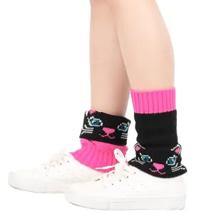 Détail du motif jacquard chat mignon sur les jambières tricotées roses et noires