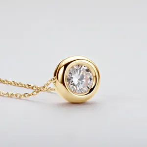 Nahaufnahme einer minimalistischen 14k goldgefüllten Moissanit-Blasen-Halskette Detail