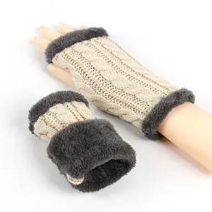 Détail de mitaines en maille torsadée avec bordure et doublure en fausse fourrure