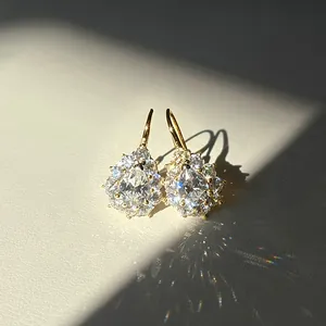 Primer plano de elegantes pendientes de moissanita en forma de pera con brillo radiante.