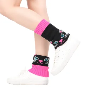 Vue détaillée des jambières en maille avec motif jacquard chat mignon rose et noir