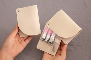 Vista dettagliata del set manicure portatile con astuccio in pelle PU beige e attrezzi