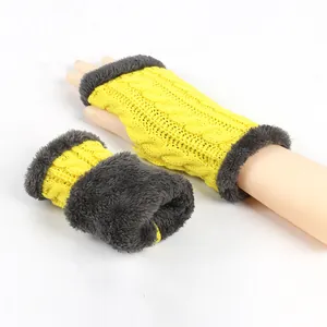 Détail des mitaines d'hiver en maille torsadée jaune avec bordure en fausse fourrure grise