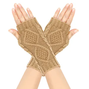Mitaines d'hiver chaudes de couleur chameau avec un motif de tricot torsadé en losange