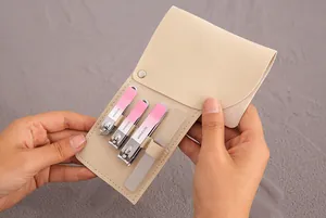 Primo piano dettagliato di un set manicure portatile in una custodia in pelle crema