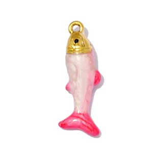 Dettaglio ravvicinato di un ciondolo a forma di pesce colorato con corpo rosa perlato