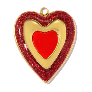 Gros plan d'un pendentif en forme de cœur à trois couches rouge et or