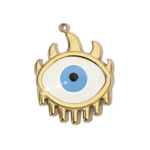 Gros plan d'un pendentif mauvais œil plaqué or avec iris bleu et cadre flamme