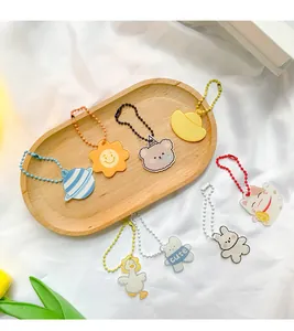 Detailweergave van diverse schattige acryl cartoon sleutelhangers met kettinkjes.