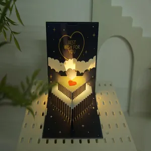 Λεπτομερής προβολή της φωτιζόμενης 3D pop-up κάρτας γενεθλίων με χρυσό σχέδιο καρδιάς