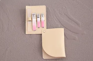 Primo piano del set manicure portatile con strumenti rosa in una custodia in PU beige