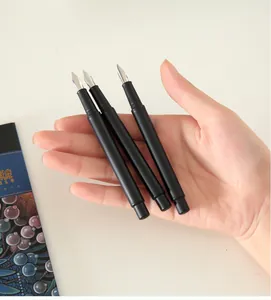 Détail de trois stylos gratte-ciel en métal à corps noir pour le dessin créatif