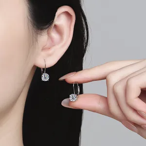 Detailaufnahme eines D-Farbe Moissanit-Ohrrings mit Hebelverschluss am Modellohr.
