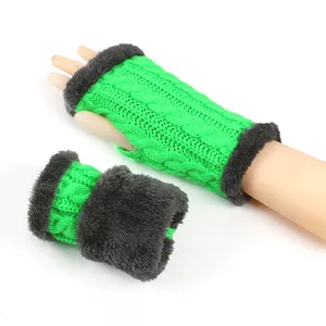Mitaines en tricot torsadé vert vif avec détails de bordure en fausse fourrure grise