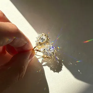 Primer plano detallado de brillantes pendientes de moissanita con refracción de luz arcoíris