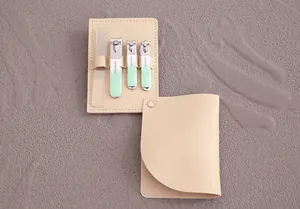 Dettaglio del set per manicure professionale con tagliaunghie e lima in astuccio beige