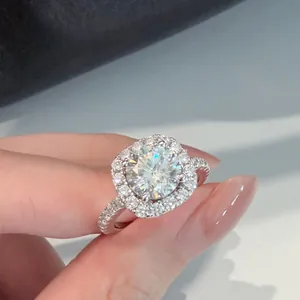 Κομψό δαχτυλίδι φωτοστέφανο moissanite 2 καρατίων με μπάντα pavé και τετράγωνο δέσιμο για γάμο