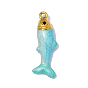 Ciondolo a forma di pesce in smalto blu con testa dorata ed effetto perlato per gioielli