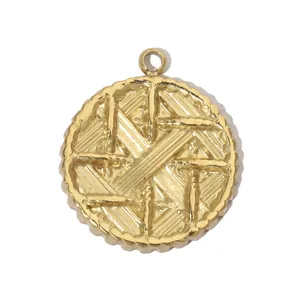 Vue détaillée d'un pendentif rond en acier inoxydable doré avec texture étoilée