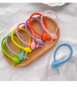 Primo piano di fascette in silicone colorate per portachiavi DIY e organizzazione cavi