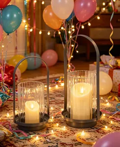Lanternes en métal rétro avec couvercles en verre dans une ambiance de fête chaleureuse