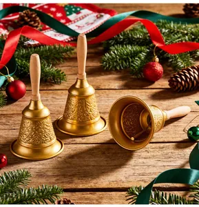 Vue détaillée de clochettes de Noël dorées avec manches en bois sur une table rustique.