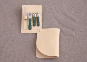 Set manicure professionale con tagliaunghie e lima in vetro in un astuccio beige