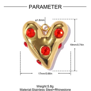 Vue détaillée d'un pendentif cœur avec des strass rouges et des mesures