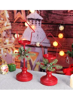 Portacandele natalizi in ferro rosso con aghi di pino per decorazioni festive