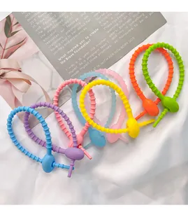 Primo piano di fascette stringicavo in silicone colorato nei colori dell'arcobaleno