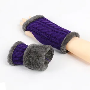Vue détaillée de mitaines en tricot torsadé violet avec doublure en fausse fourrure grise